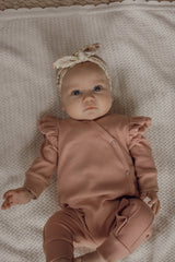 Meisjes boxpakje blush roze met dubbel ruffletje ribstof