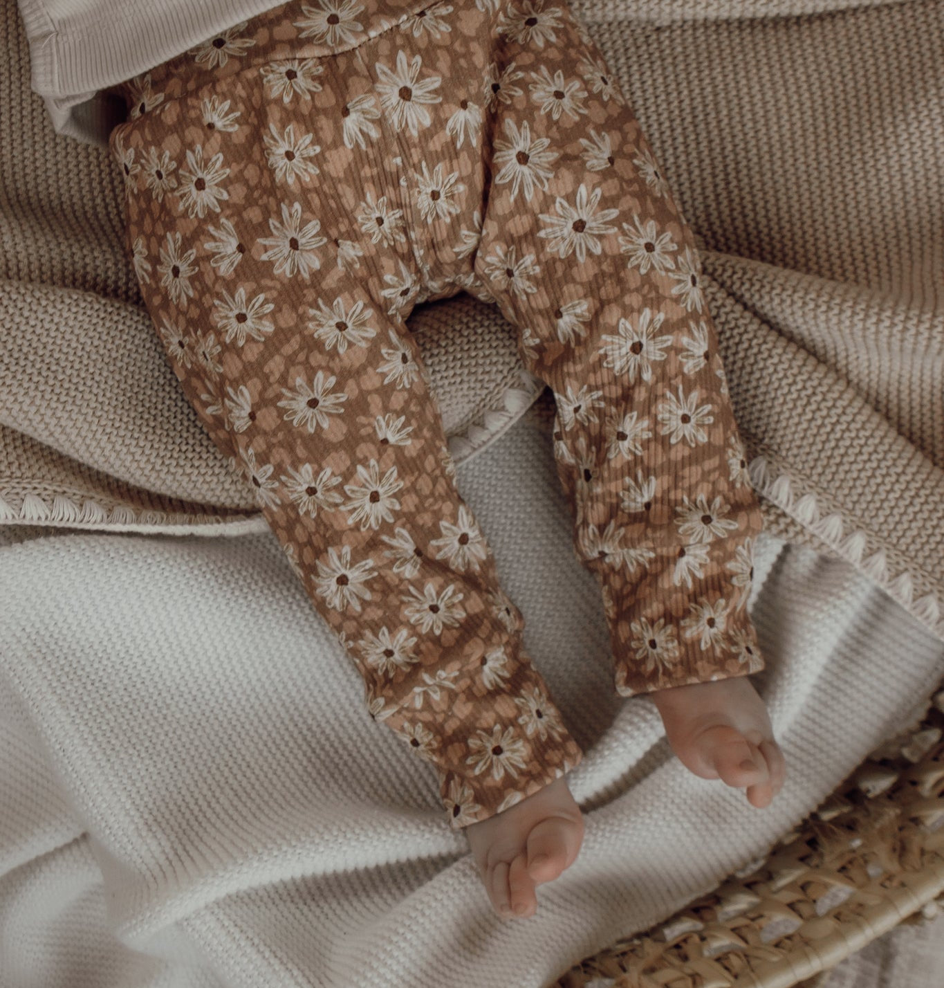 Meisjes legging in de kleur roest met beige bloementjes