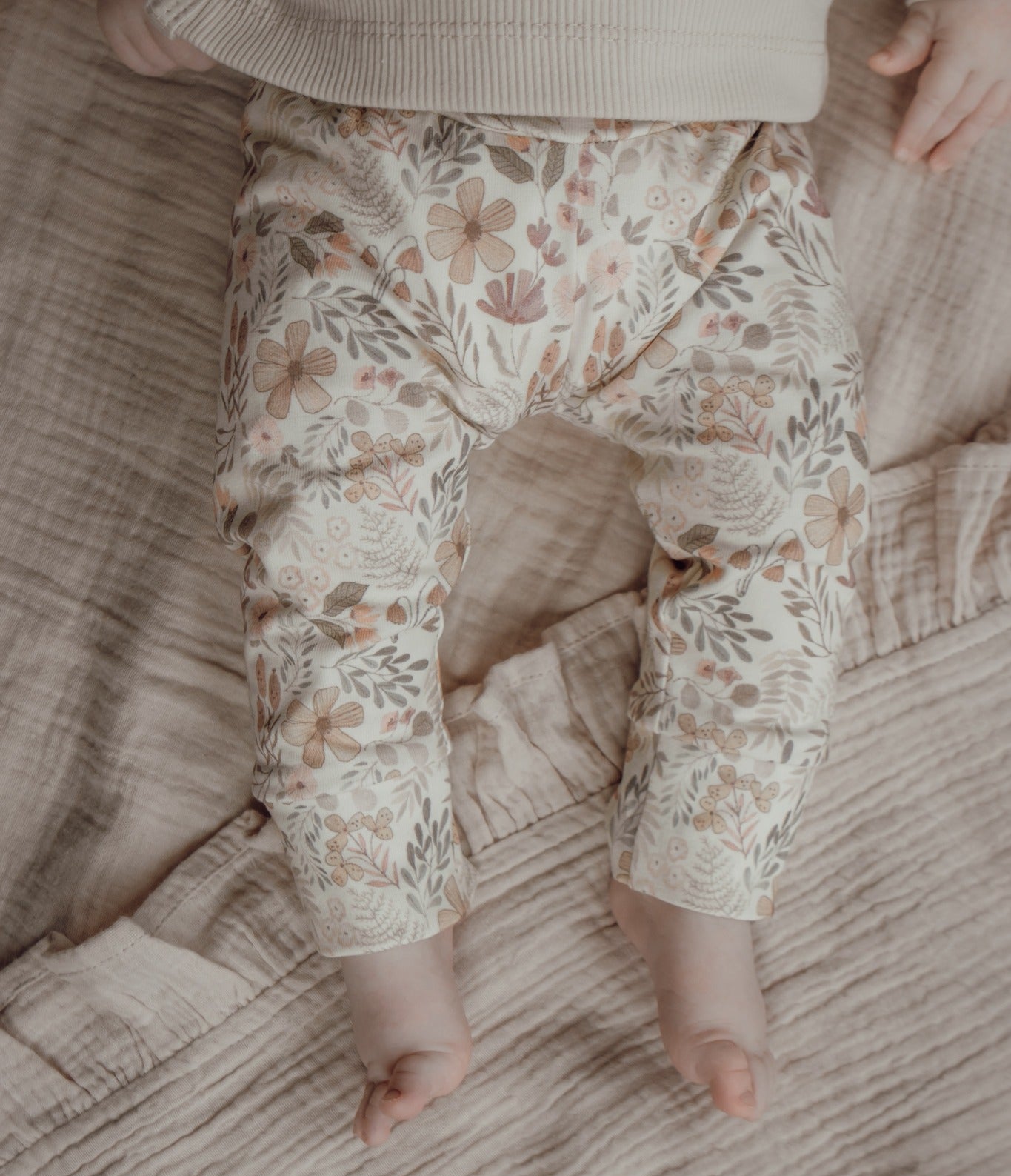Meisjes legging met zachte kleuren en bloemen.