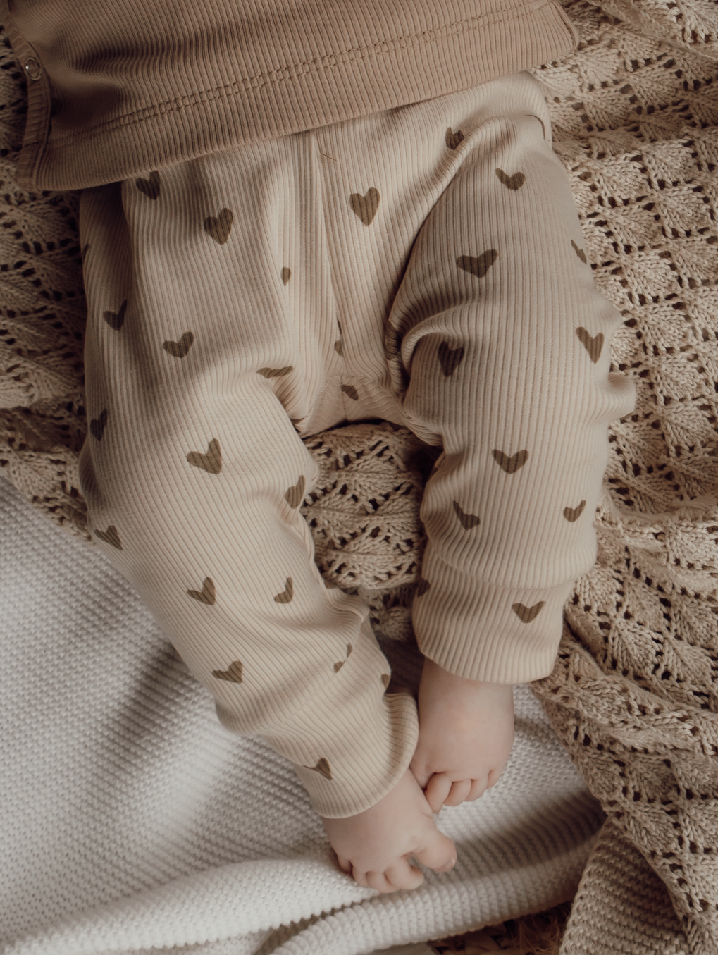 Meisjes legging in de kleur zand met bruine hartjes