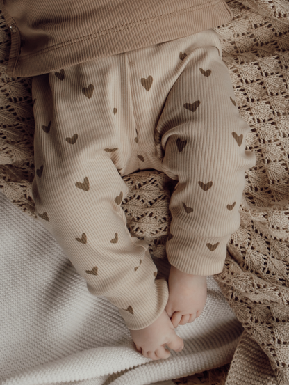 Meisjes legging in de kleur zand met bruine hartjes