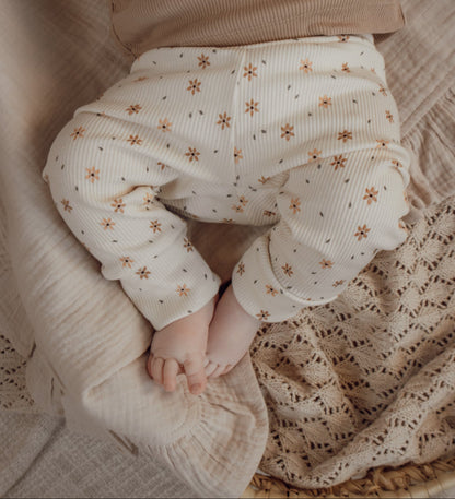 Meisjes kinderlegging Jinthe bloemen ribstof