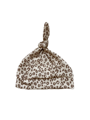 Knoopmutsje Kate panterprint beige