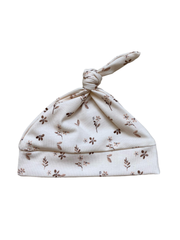 Knoopmutsje Mae bloemenprint zachtroze