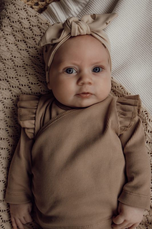 Meisjes overslagshirtje ribstof zand ruffle