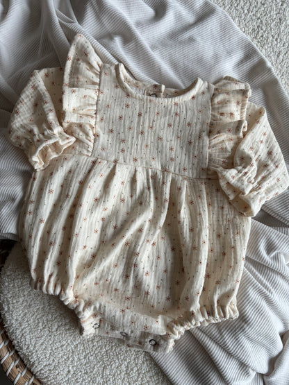 Handgemaakte romper/playsuit  met lange mouw en ruffle in schattige bloementjesprint. Gemaakt van 100% katoen hydrofiel
