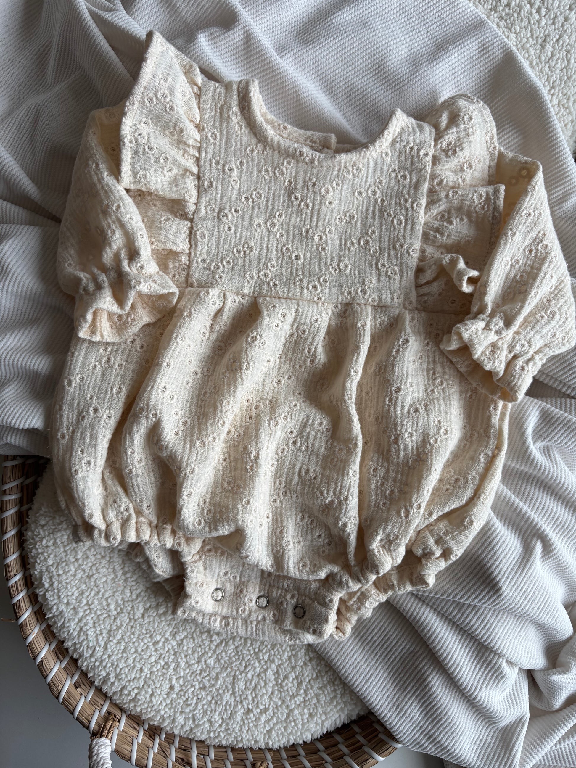 Handgemaakte romper/playsuit  met lange mouw en ruffle in schattige bloementjesprint. Gemaakt van 100% katoen hydrofiel met broderie bloemen.