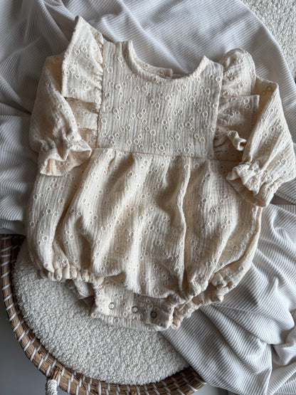 Handgemaakte romper/playsuit  met lange mouw en ruffle in schattige bloementjesprint. Gemaakt van 100% katoen hydrofiel met broderie bloemen.