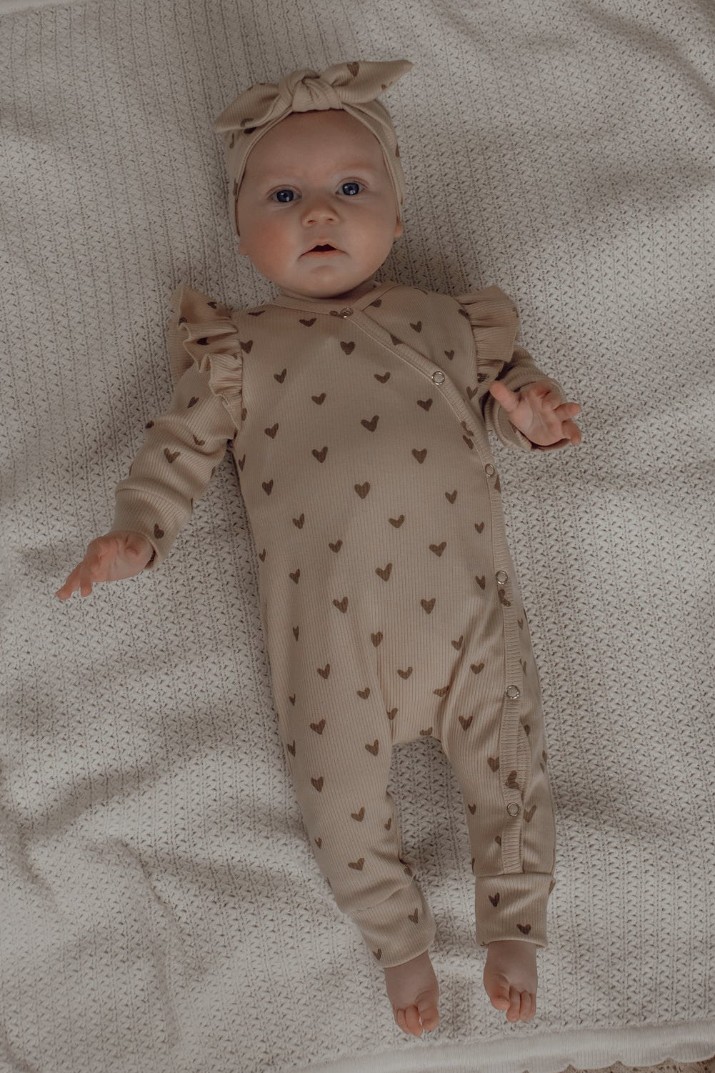 Boxpakje voor meisjes gemaakt van beige ribstof met bruine hartjes