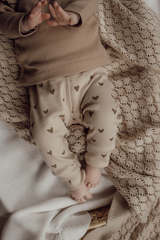Meisjes newborn broekje Zoe hartjesprint beige