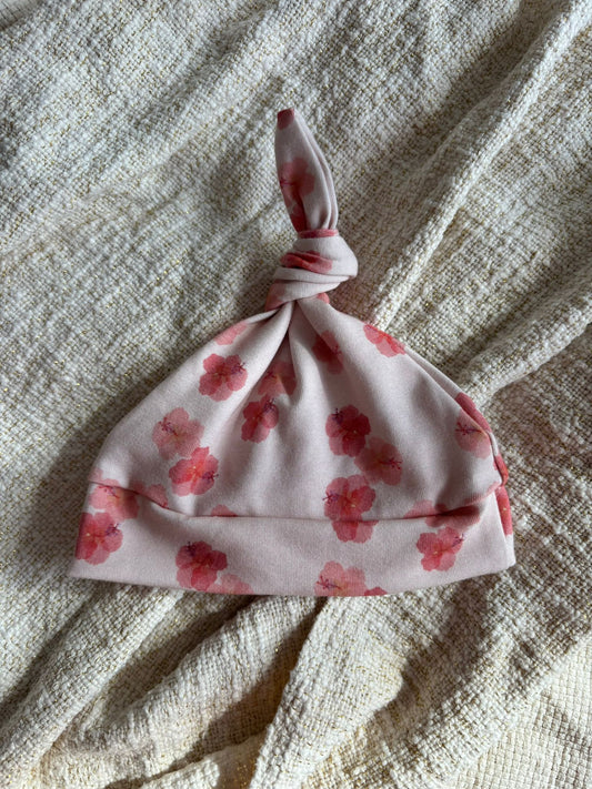 Newborn meisjes knoopmutsje Julia bloemen