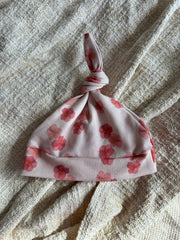 Newborn meisjes knoopmutsje Julia bloemen