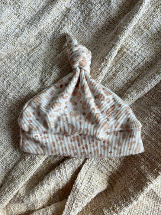 Newborn meisjes knoopmutsje Loué panterprint peach/wit