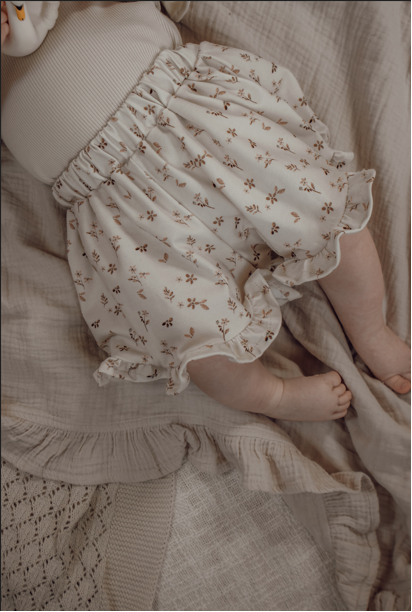 Shortje met ruffles Mae