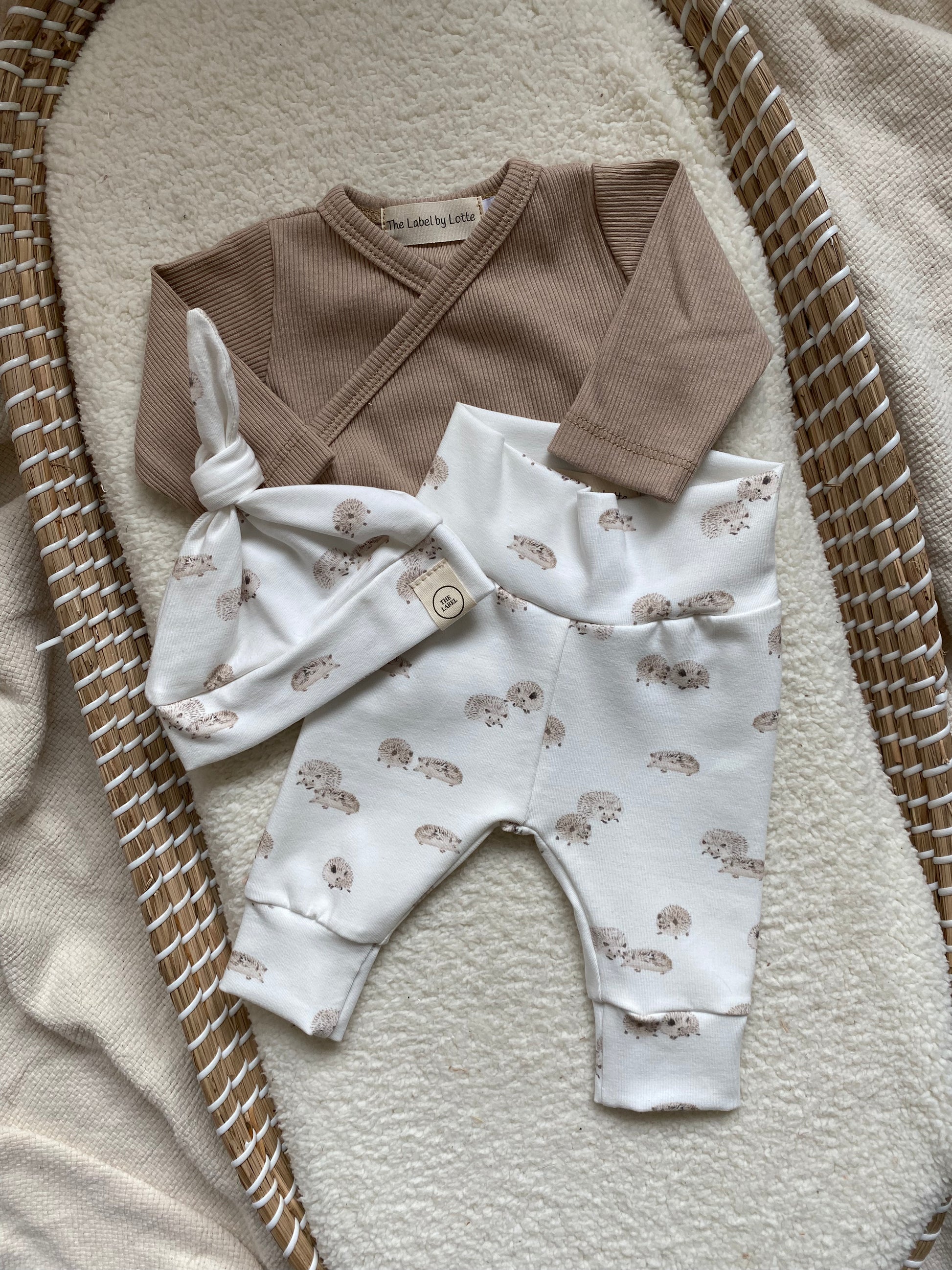 newborn broekje en mutsje in egeltjesprint met een zandkleurig overslagshirtje. uniseks babykleding.